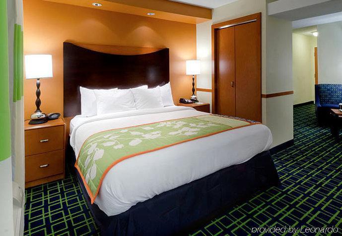 Fairfield Inn & Suites By Marriott Matthews Шарлът Стая снимка