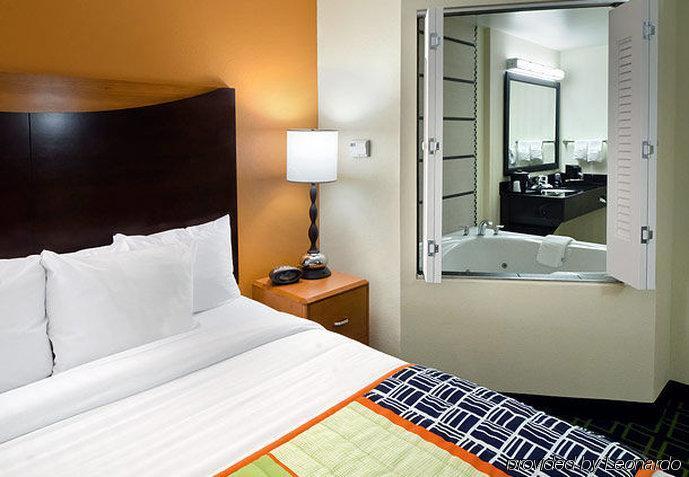 Fairfield Inn & Suites By Marriott Matthews Шарлът Стая снимка